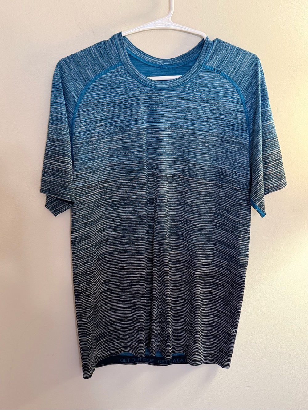 Lululemon Mens Metal Vent Tech Short Sleeve Shirt Blue to Black Ombre size Med